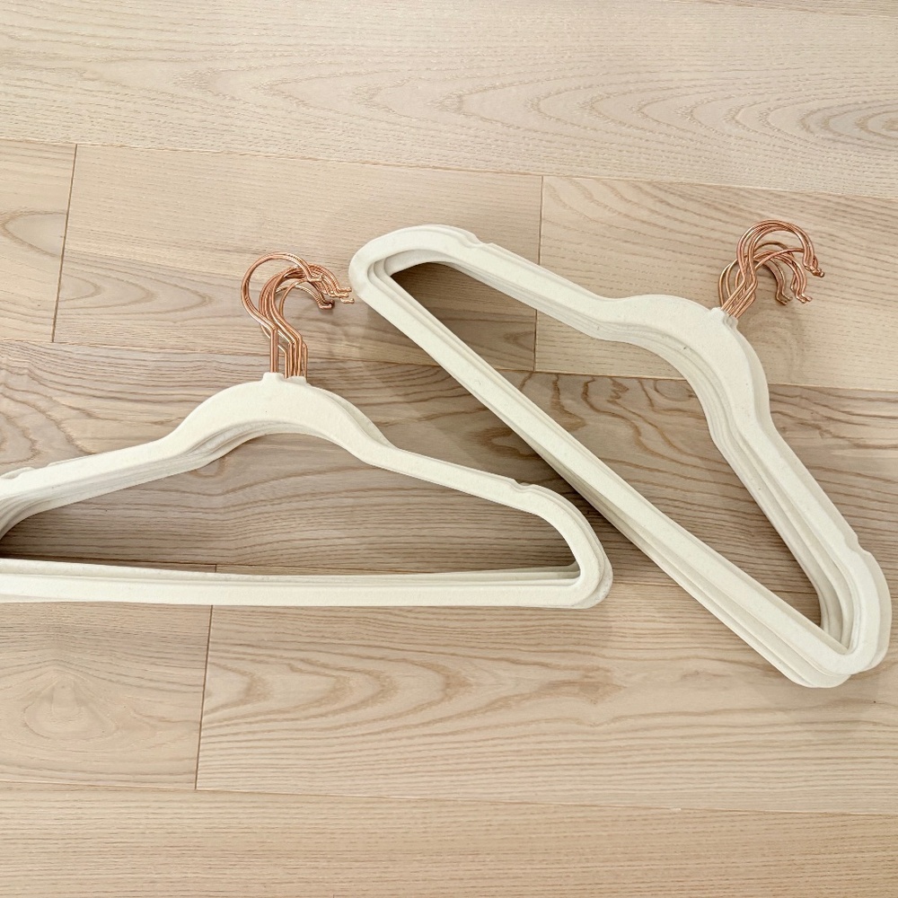 SET OF 20 VELVET ROSE GOLD HANGERS